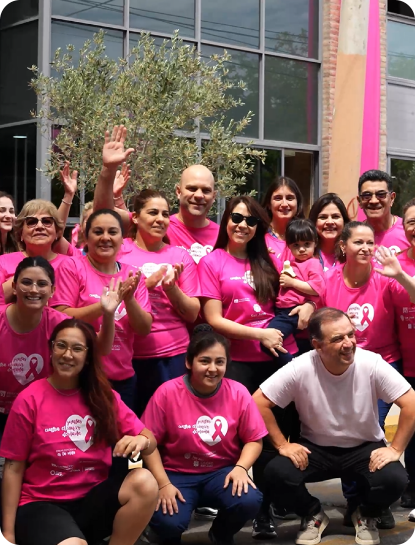 Grupo de participantes con remeras rosa en la Maratón contra el Cáncer de Mama